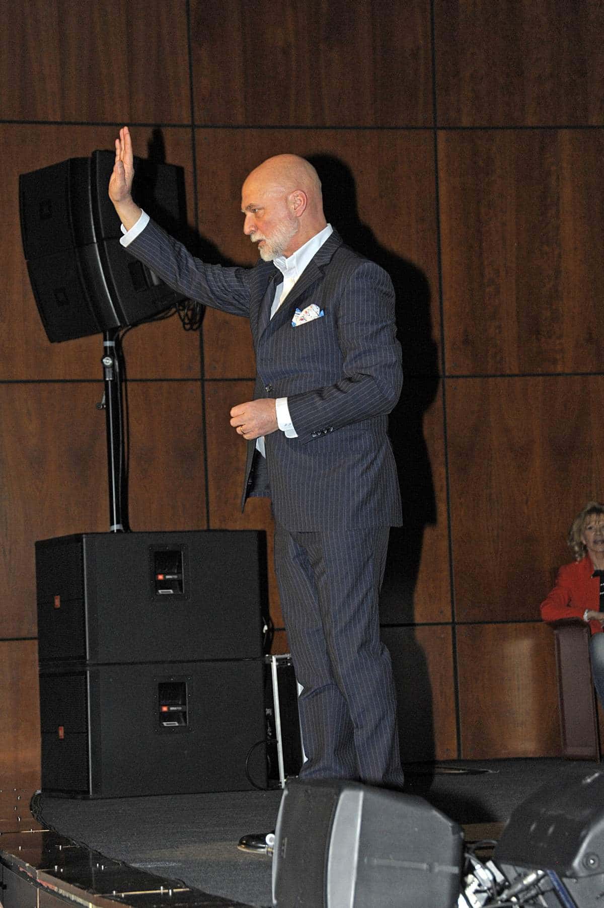 Luca Pellicari - Sul palco, saluta il pubblico