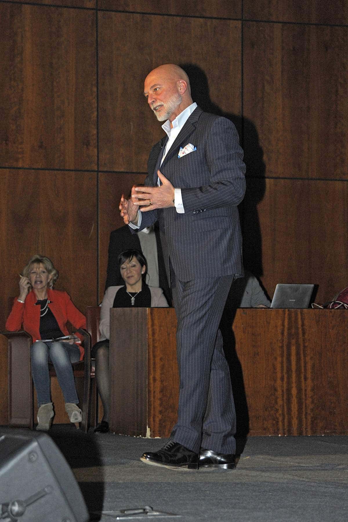 Luca Pellicari - Conferenza, parla al pubblico